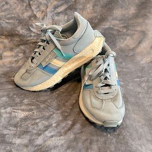 Adidas Retrophy sneakers